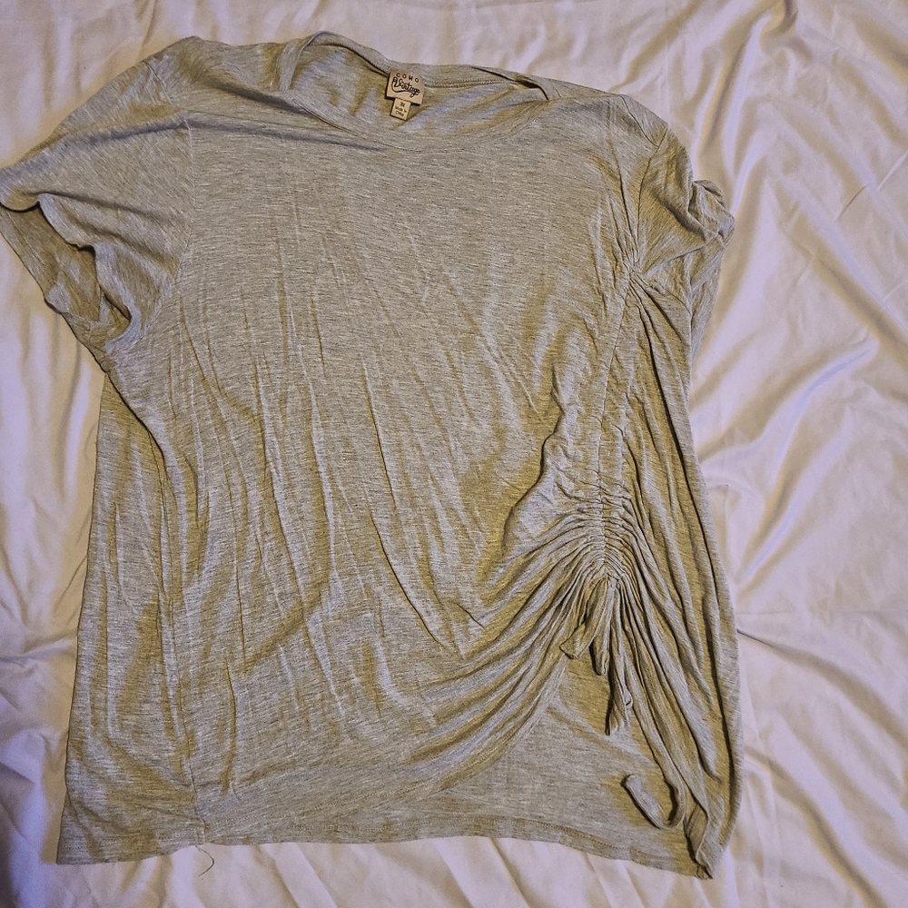 Lightweight t-shirt with gathering on one side